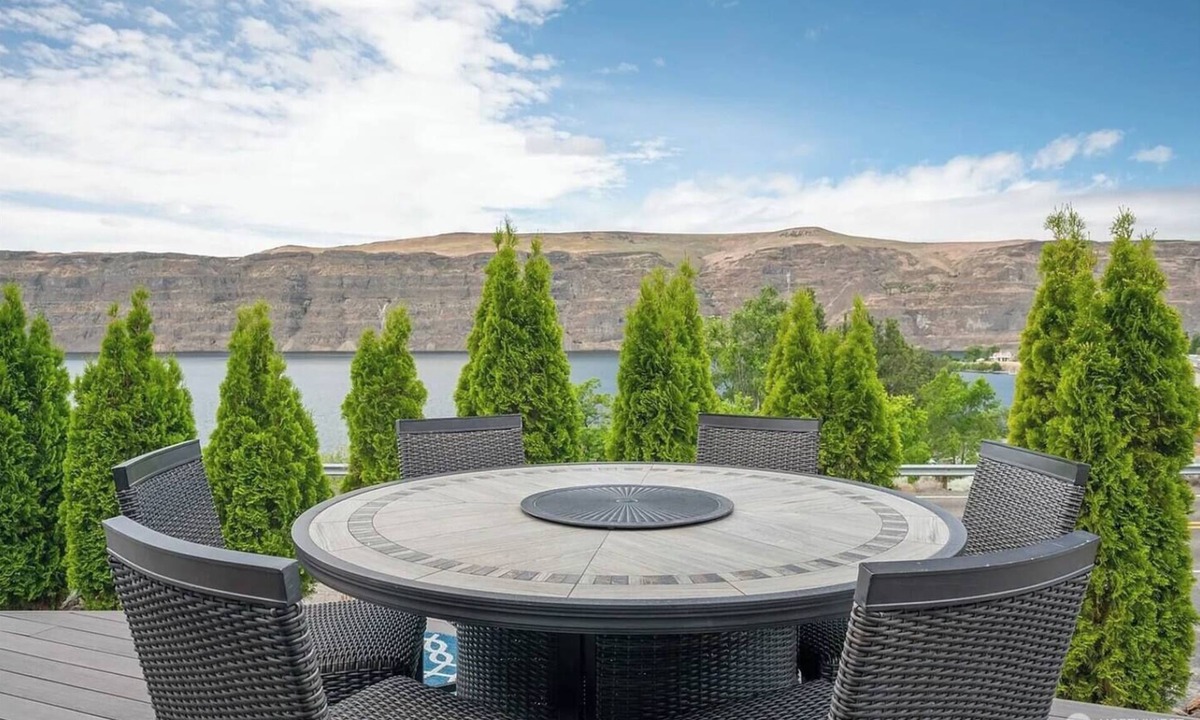 Sunland Estates House | River Rock Retreat