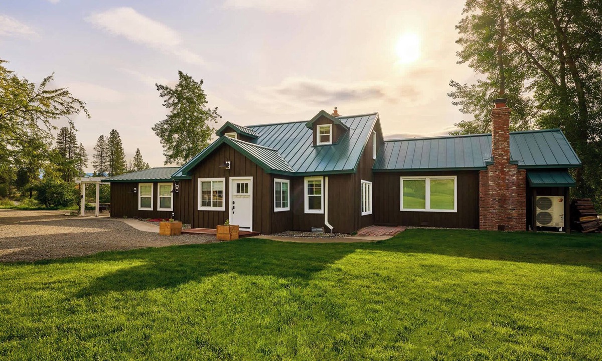 Carlton House | River's Edge Ranch - 4BR ranch house + guest suite