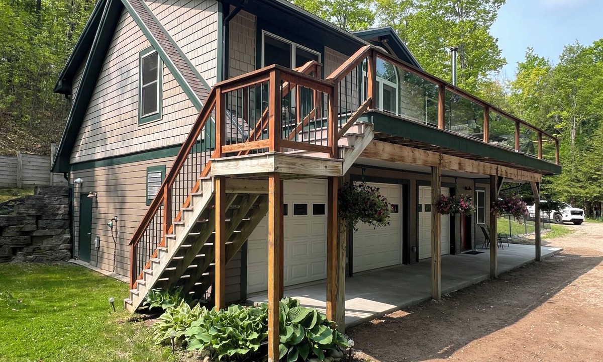 Mayfield House | Riverbend Retreat with Hot Tub