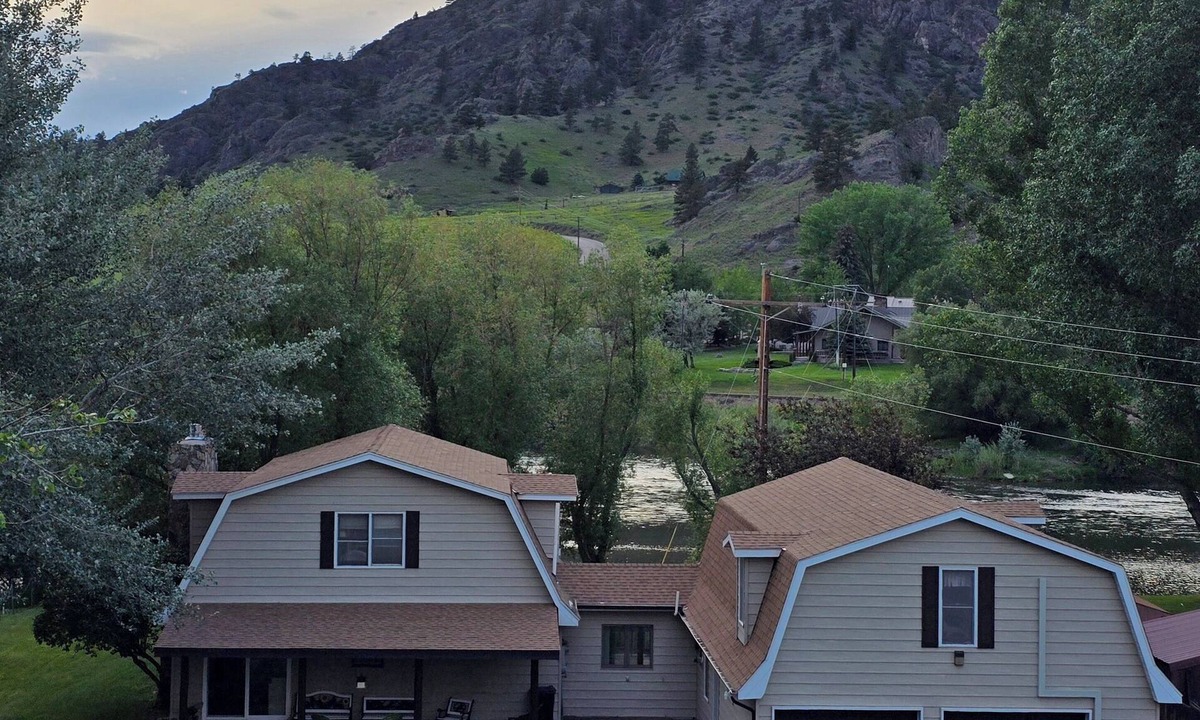 Cascade House | ~ Riverfront, Hot Tub, Mountain Views, 8 Beds ~