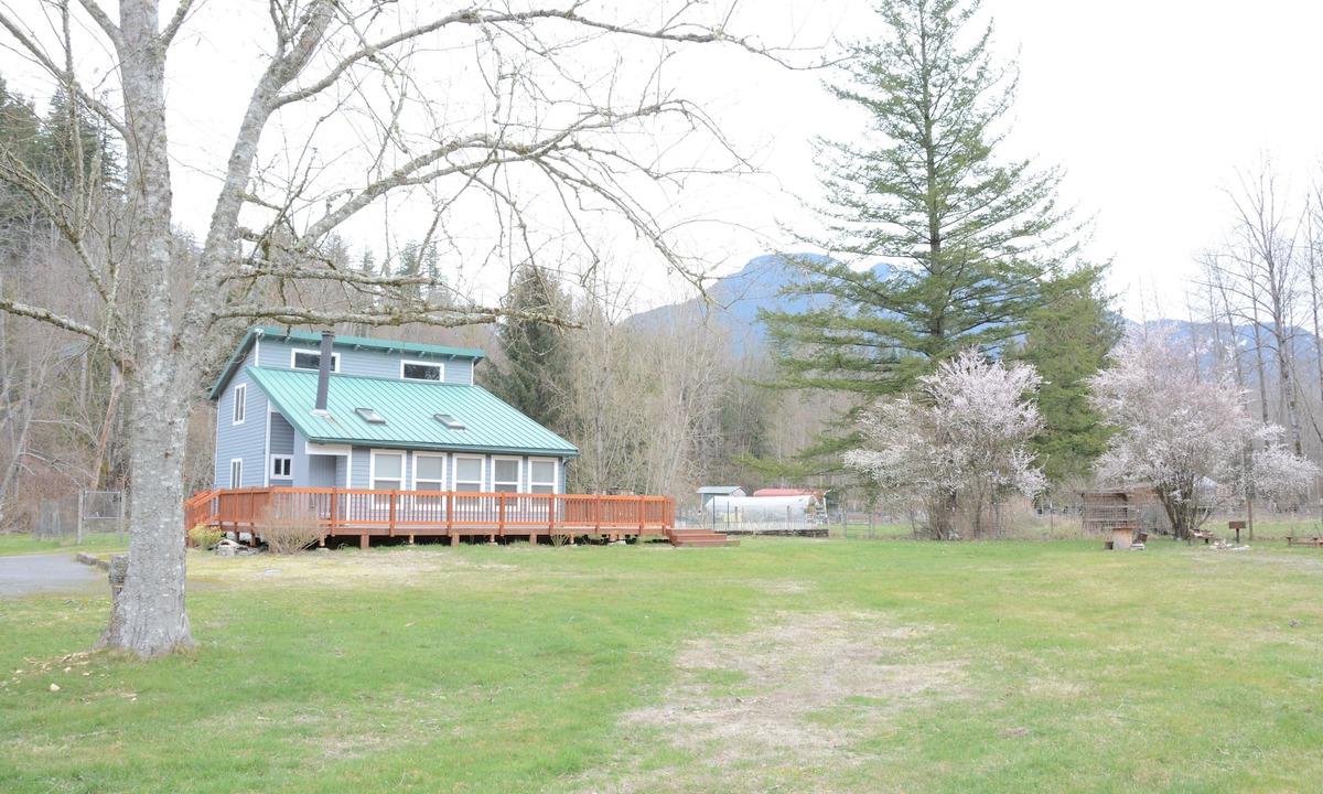 Gold Bar Cottage | Riverfront House + 2 Acre Land + Wallace River + Private Creek