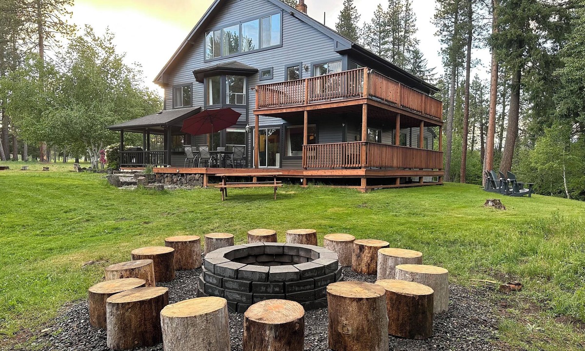 Trout Lake Cabin | Riverfront Lodge - Fire Pit - River Walk - 6 Bedrooms - Sleeps 20