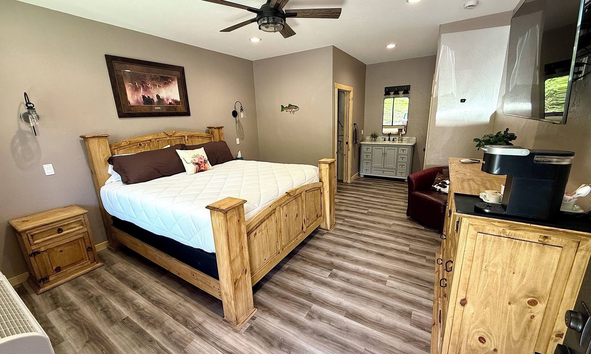 White Bird Bed & Breakfast | Riverfront Lodge in White Bird, ID – 1BR w/Panoramic Views & Breakfast Unit 2