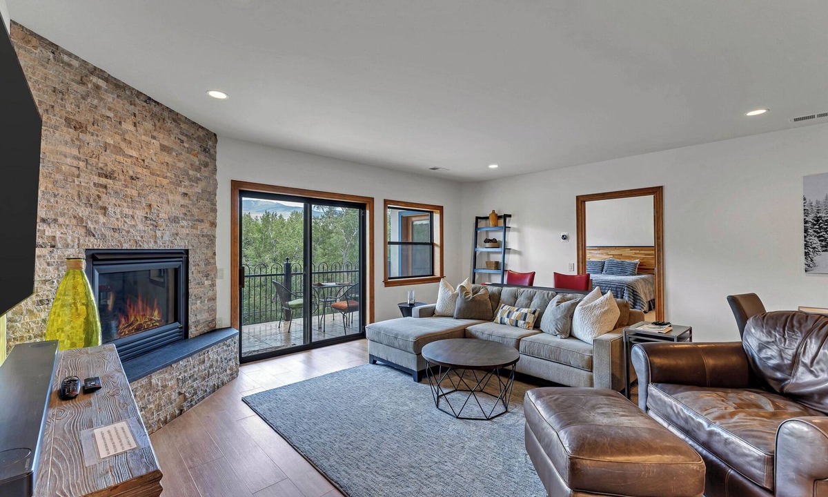 Edwards Condo | Riverfront Luxury- Minutes to Skiing+Garage+Walk to shops & restaurants!