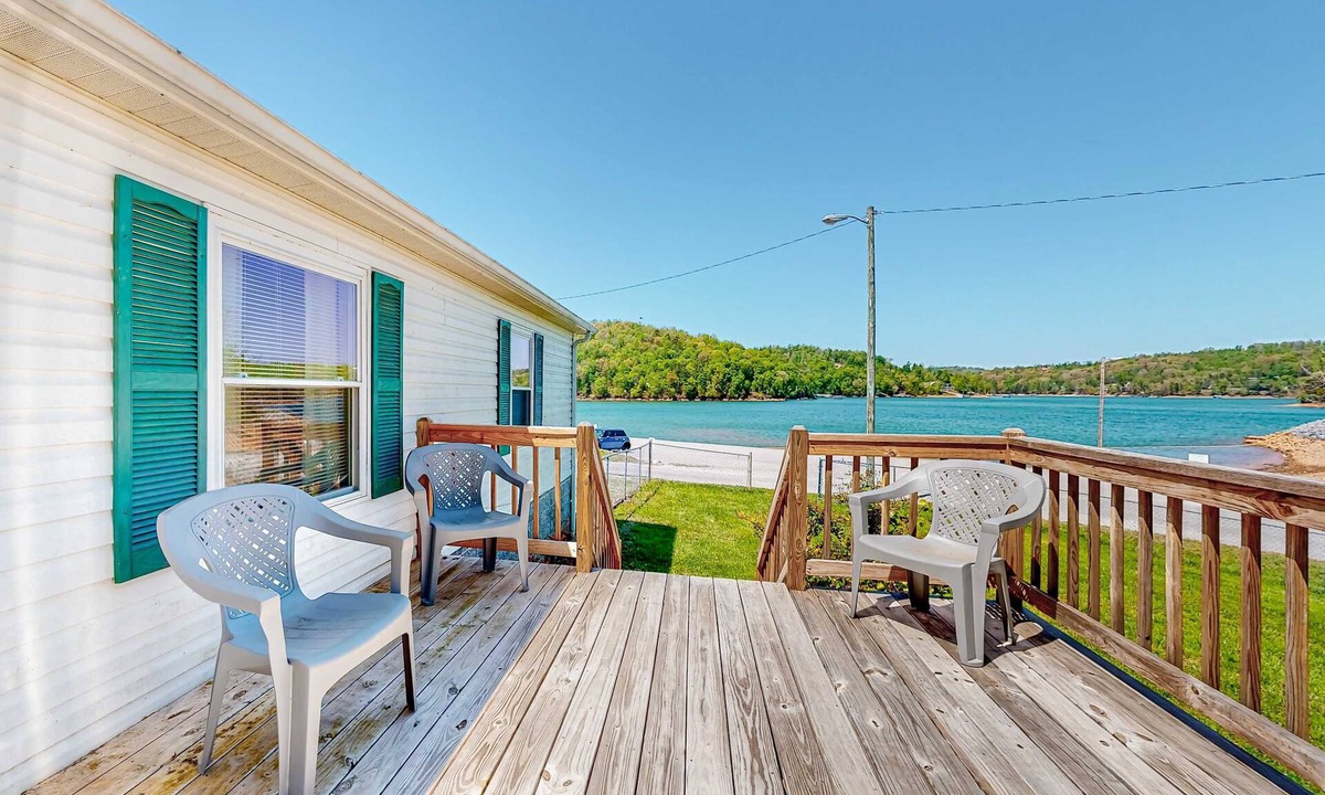 Andersonville House | Riverfront Stay, Sleeps 6, Deck, Firepit, Water View