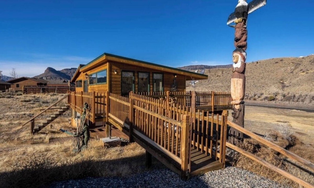 Wapiti House | Riverhouse- Pet Friendly, River Views, on the way to Yellowstone!