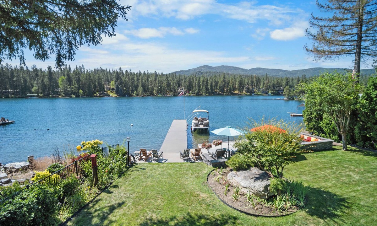 Post Falls House | Rivers Edge Retreat, Luxury Waterfront Estate, Private Dock, Fire pit, Swimming