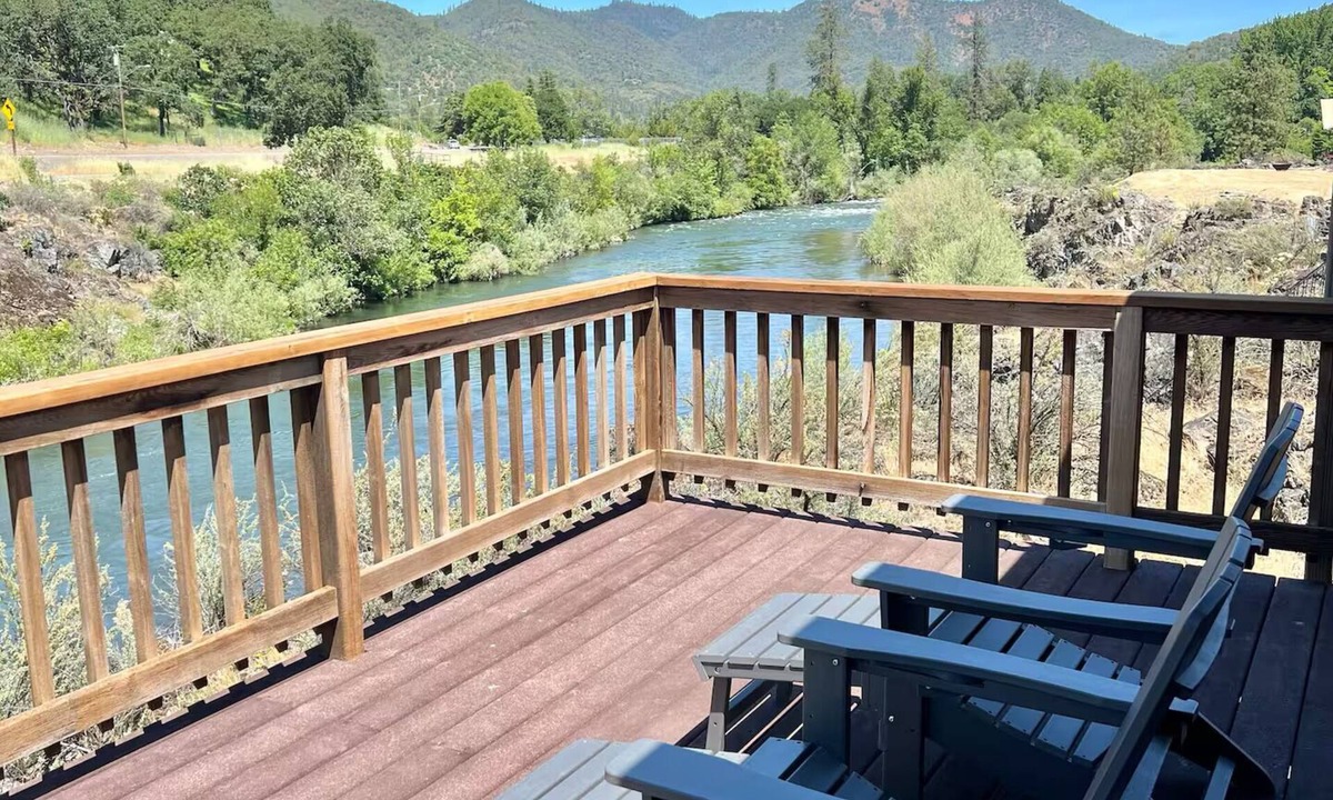 Gold Hill House | Riverside Lodging on the Rogue River in Gold Hill Oregon at the Osprey's Landing
