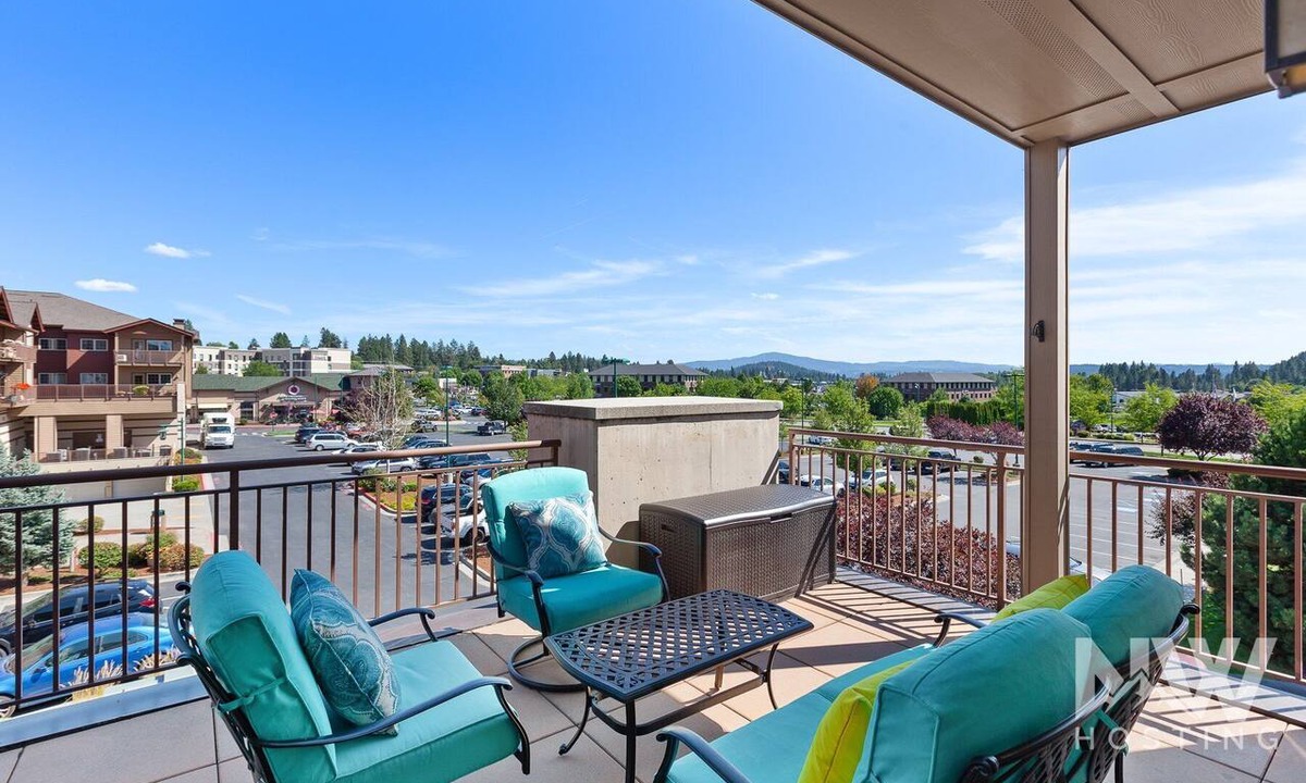 Coeur d'Alene Condo | Riverstone Village—Westin Mattresses, Stylish Kitchen, Corner Unit, Near Shops & Dining!