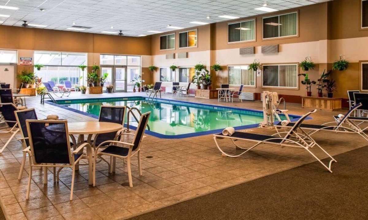 Marshalltown Hotel | Rock Island Inn & Suites Marshalltown