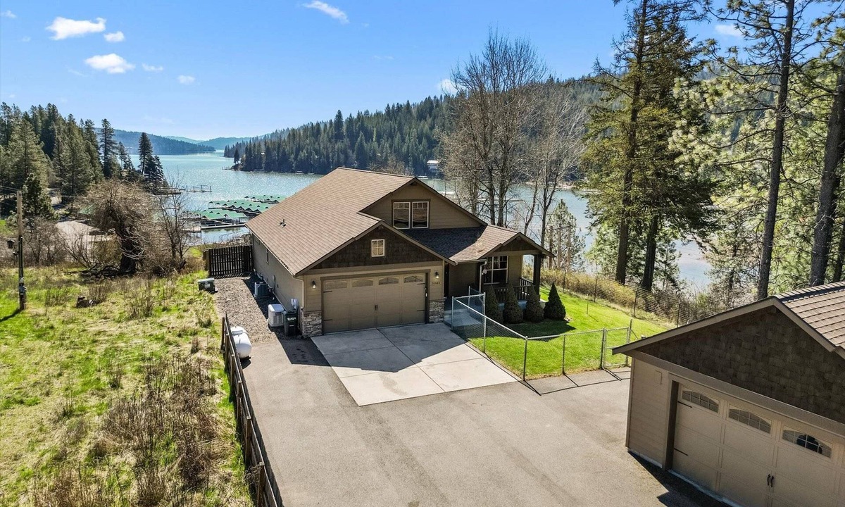 Coeur d'Alene House | Rockford Bay Bliss – Pet-Friendly Home w/Lake View, Fire Pit, Deck, BBQ, Near Marina & Shooters Bar
