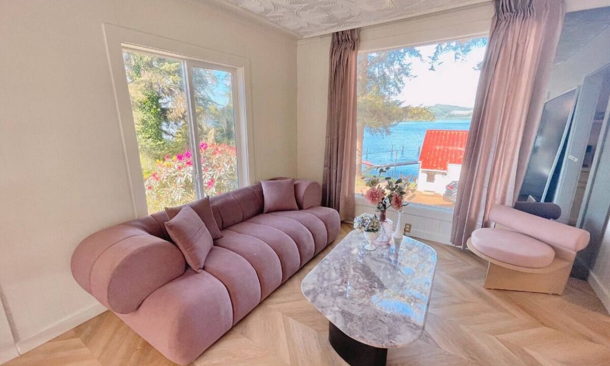 Dunes City Cabin | Romantic Cabin on the Lake with a Waterfront View - Stay at the Lavender Loft