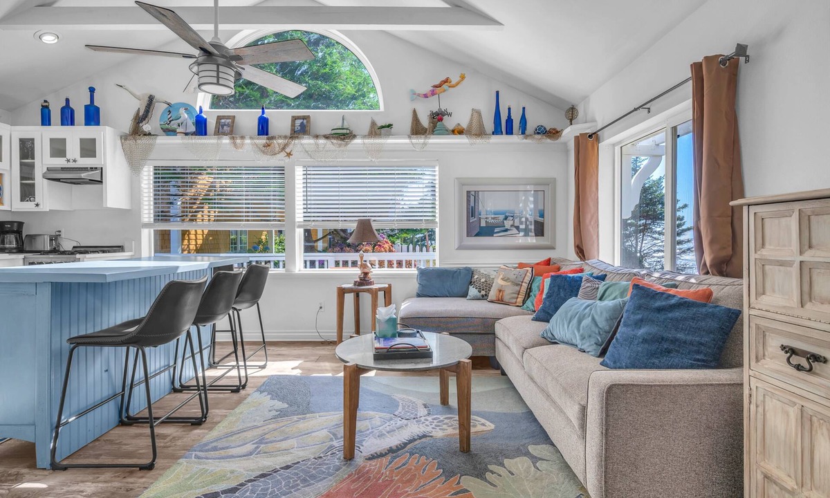 Depoe Bay Apartment | Romantic Cliffside Cottage for Two