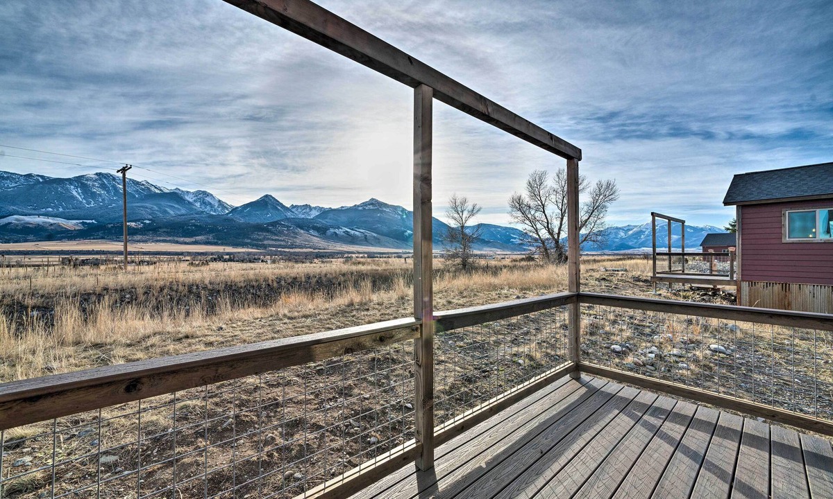 Livingston Cabin | Romantic Gem w/Mtn Views! Day Trip to Yellowstone