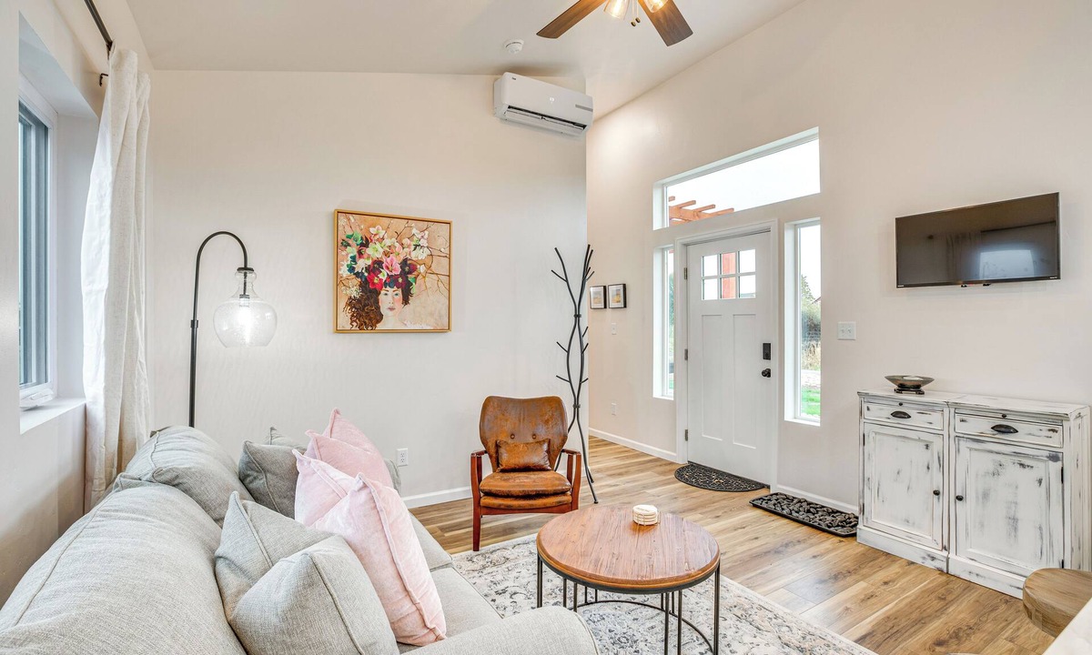 Palisade Cottage | Romantic Wine Country Farmstay in Posh Cottage