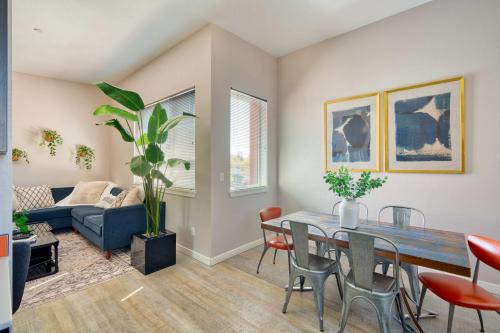 Belmont Apartment | Roof Deck & Food Pods- Hawthorne Penthouse Retreat