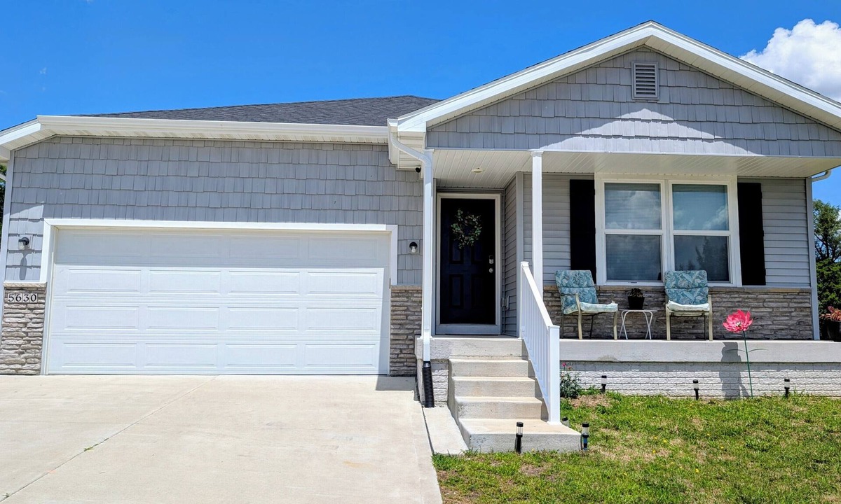 Altoona House | Roomy & modern, with all the comforts of home in a perfect location!