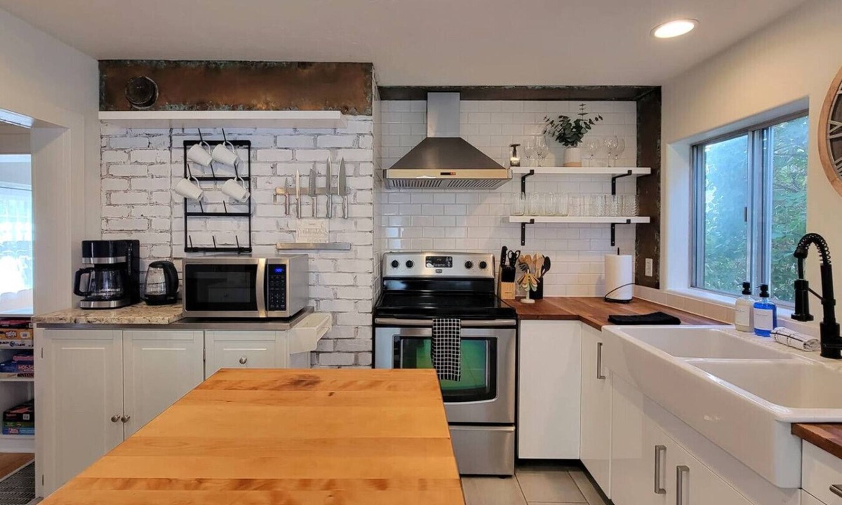 Medford House | Rosewood Collective | House & Studio | Sleeps 11!