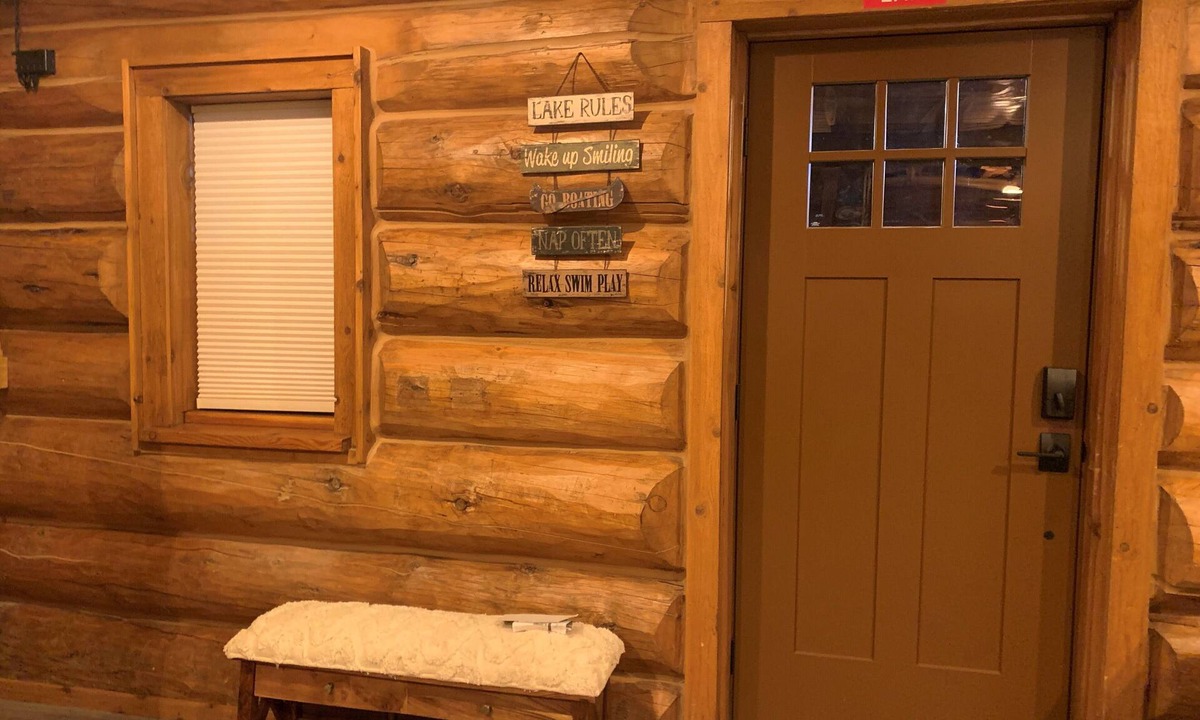 Medical Lake House | Ruby’s Resort Swedish Castle Log Home