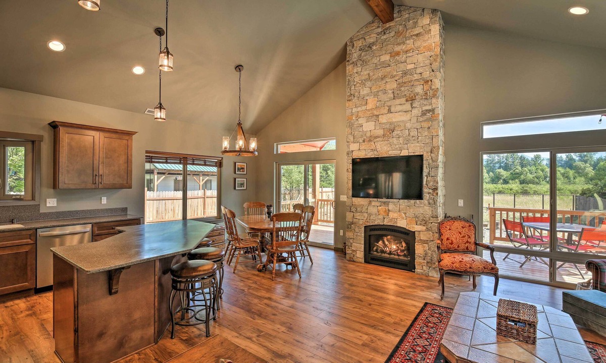 Packwood Cottage | Rustic Cabin Near Mt Rainier: Fire Pit & Bbq!