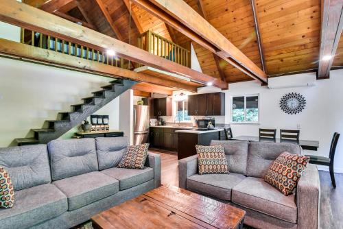 Mount St. Helens House | Rustic Cougar Cabin w/Wood-Burning Fire Pit!