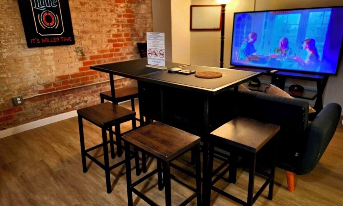 Brush Park Apartment | Rustic Detroit Retreat- Walking distance From Arenas and Stadiums!