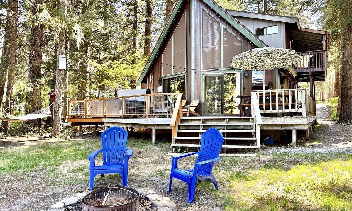 Leavenworth Cabin | Rustic Pet-Friendly Cabin with Private Riverbank and Hot Tub near Leavenworth, Washington
