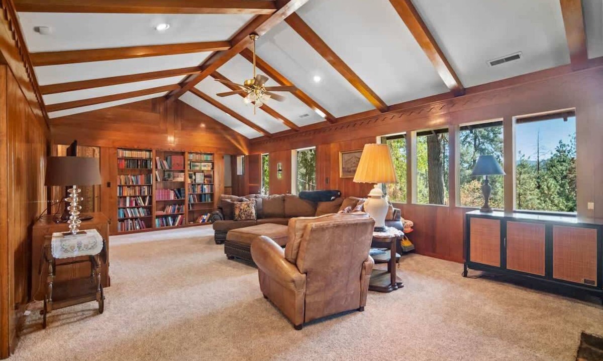 Spokane House | Rustic Private Farmhouse on the Little Spokane Riv