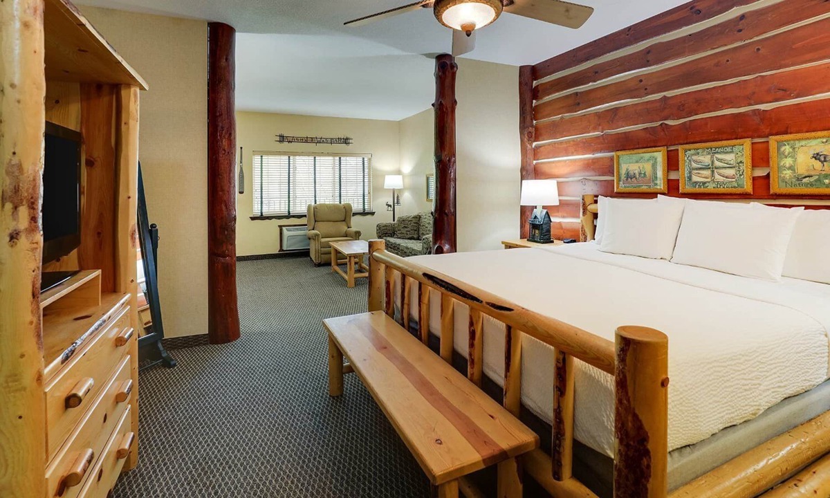 Johnston Hotel | Rustic Retreat w/Onsite Pool + Gym | 5 mi to Gray’s Lake Park