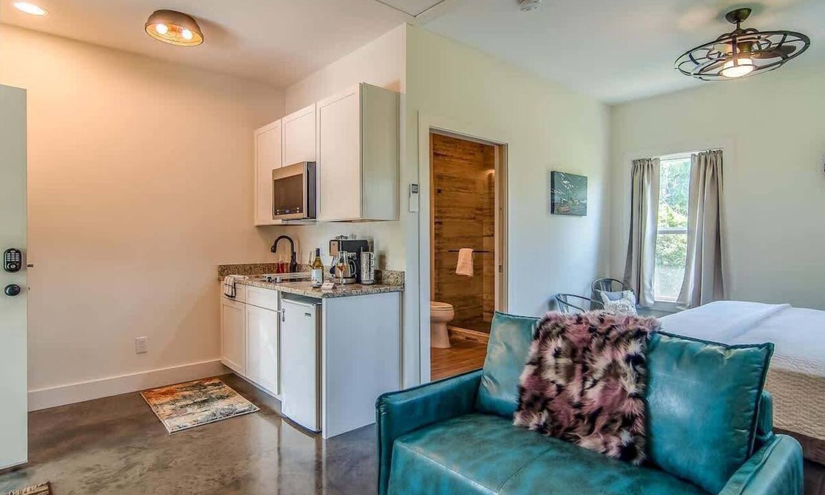 Edgehill Apartment | Rustic Studio Walkable to Music Row