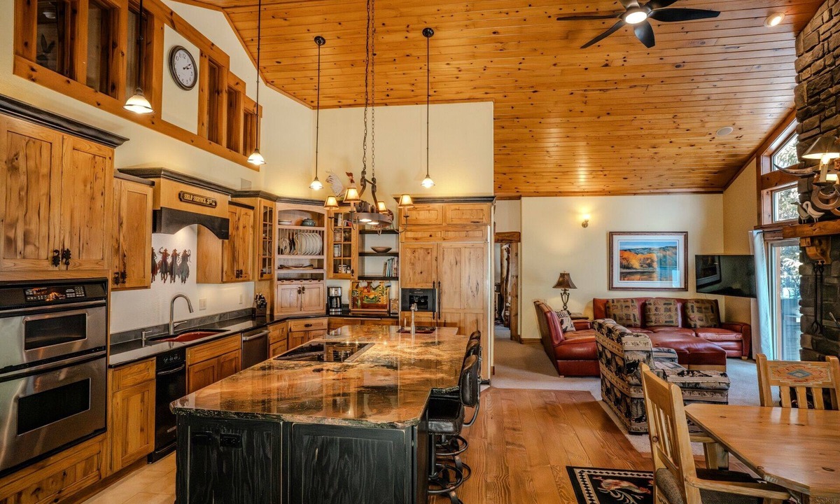 Donnelly Cabin | Rustic Themed Cabin with Starlink. Walk/Snowmobile to lake from house. Ice Fish