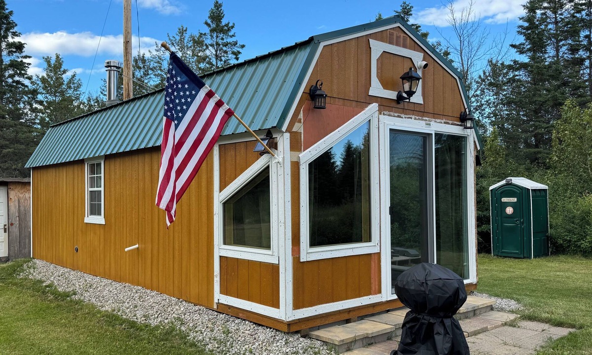 Escanaba Cabin | Rustic tiny cabin-WiFi & power, close to beach, boat launch, lighthouse, trails