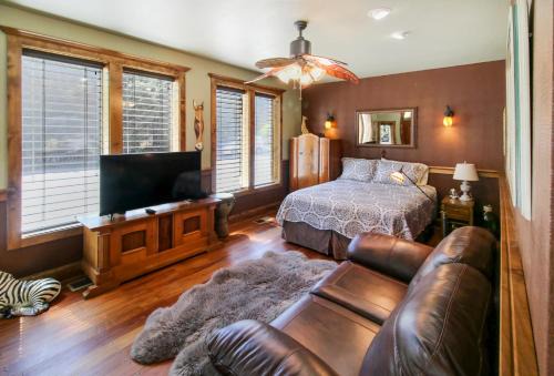 Jacksonville Apartment | Safari Suite