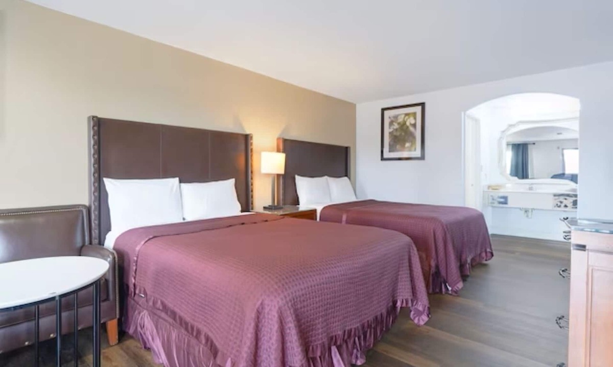 San Augustine Hotel | San Augustine: Clean 2 Full Beds Non-Smoking Room.
