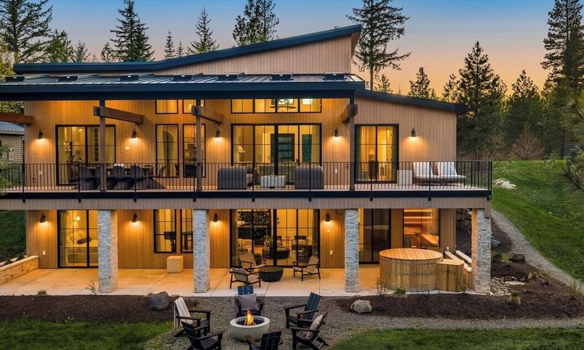 Roslyn House | Sauna, Cold Plunge, Gym & Chef's Kitchen at Your Hotel-Caliber Retreat Home
