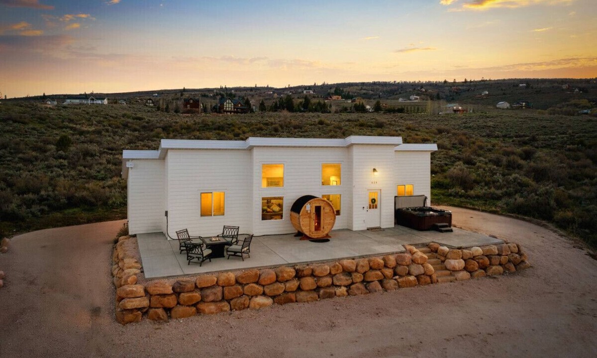 Sweetwater House | Sauna, Hot Tub, Arcade, Lake Views + Beach Pass!
