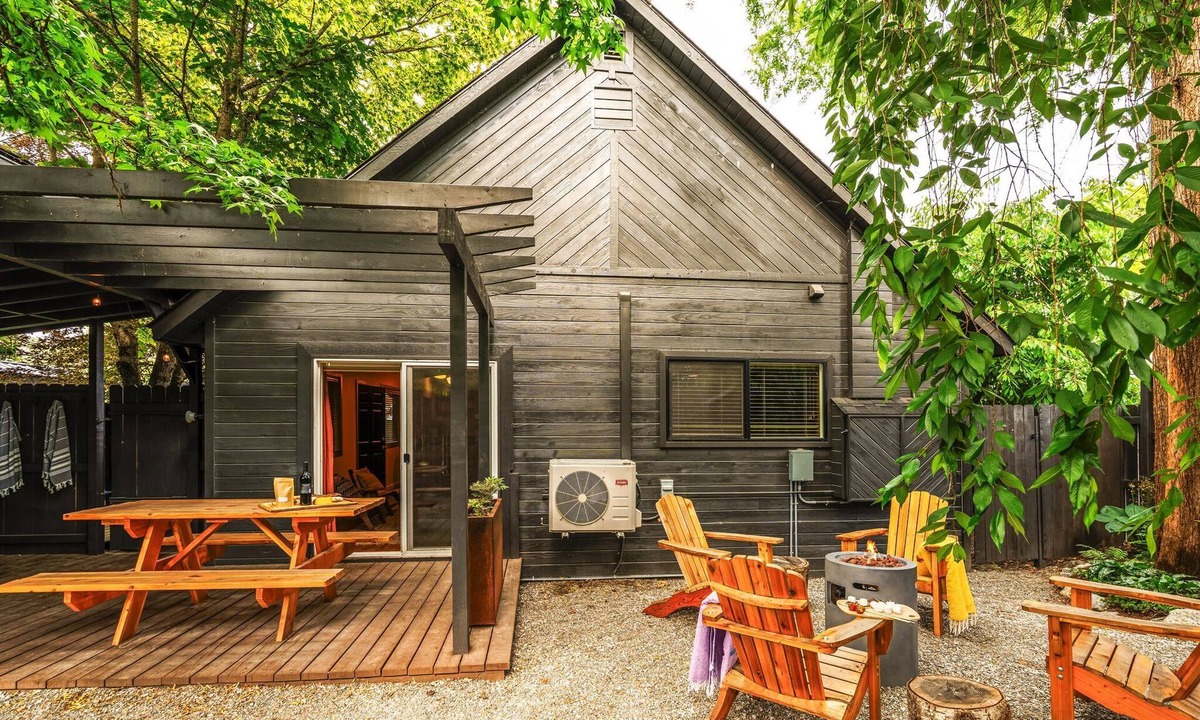 Sandpoint House | Sauna ~ HotTub ~ Luxury Beds ~ Walk to dining