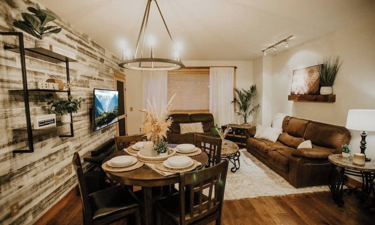 Coeur d'Alene House | Savor Dining & Leisure at Montagne Moderne Retreat