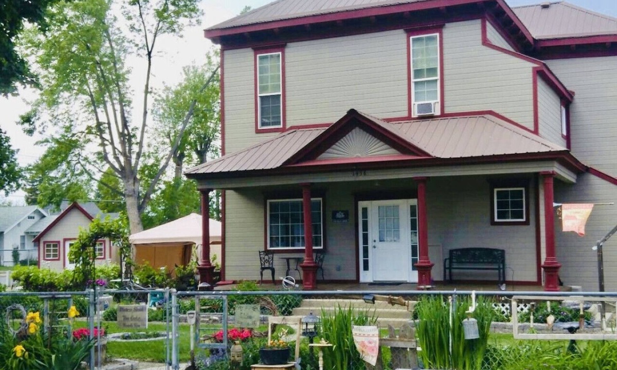 Baker City House | Scarlet Begonia - Great for Families, Large 4 Bdrm, Local Golfing 50% Off!
