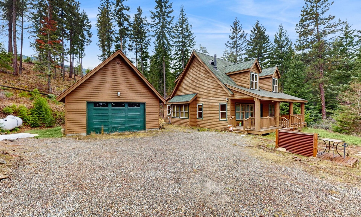 Cle Elum Cabin | Scenic Chalet with gas fireplace & mountain views, dog-friendly
