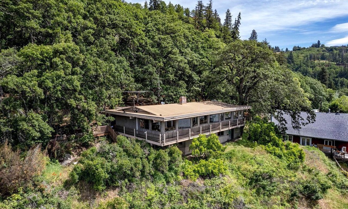 Underwood Cottage | Scenic Columbia Gorge Riverfront Cottage Near Hood River Oregon