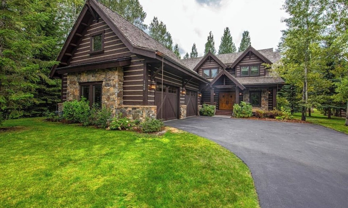 Sandpoint House | Scenic Idaho Club Lodge with full kitchen & outdoor dining area