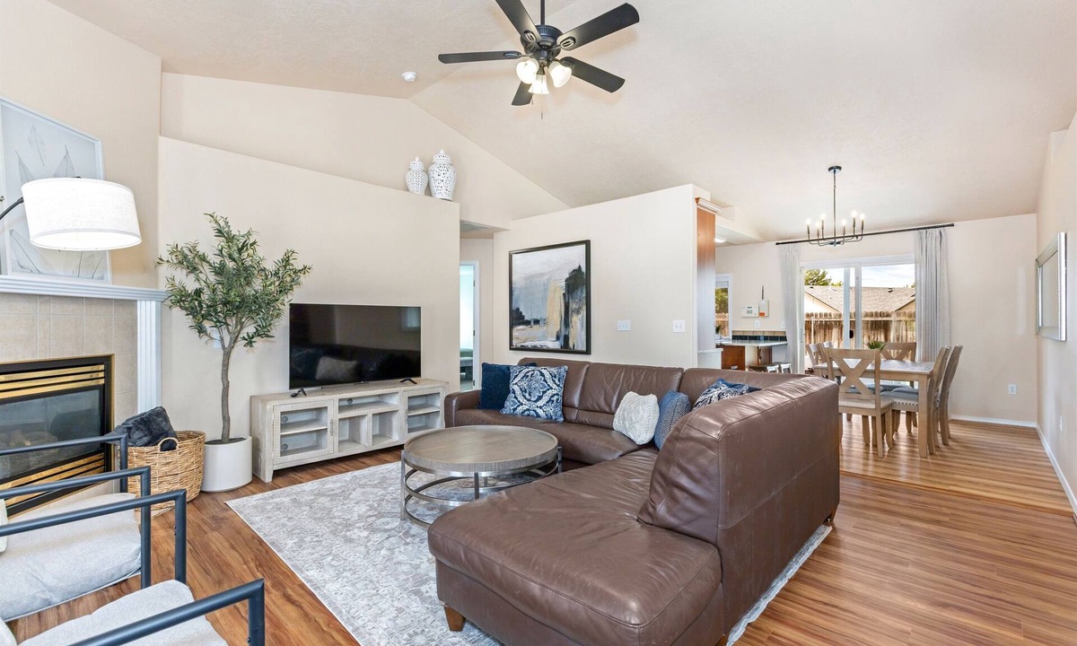 Southeast Boise House | SE Boise Home | 4 Beds | Near Micron | Smart TVs | Pet Friendly | Midterm Ready