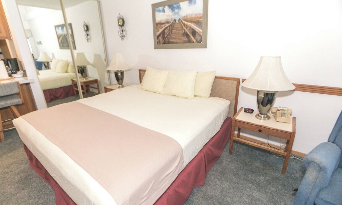 Ocean Shores Apartment | Seaside Charm – Balcony, Fireplace, Resort Amenities & Beach Access