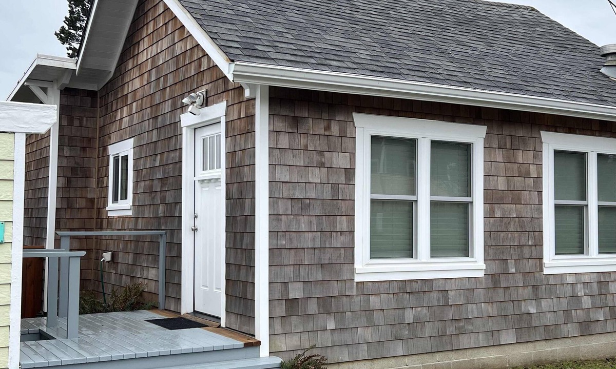 Newport House | Seaside cottage with deck, washer&dryer, full kitchen, & great location