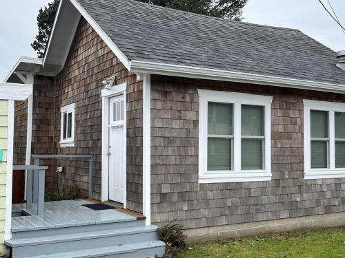 Newport House | Seaside cottage with deck washer&dryer full kitchen & great location