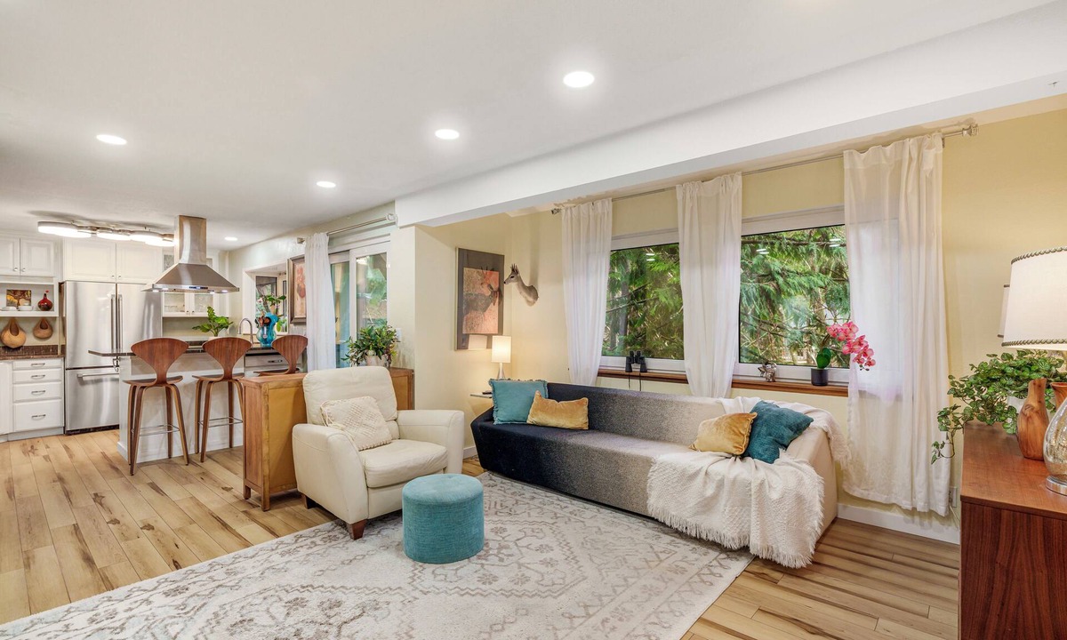 Shoreline House | Seattle Retreat w/Sauna, 3BR Forest Home Sleeps 11, Near Light Rail Stations