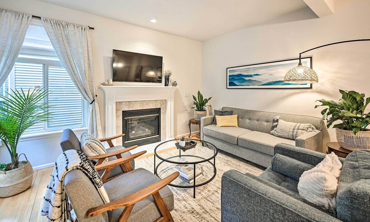 Sunset Hill House | Seattle Townhome, Walk to Golden Gardens Park