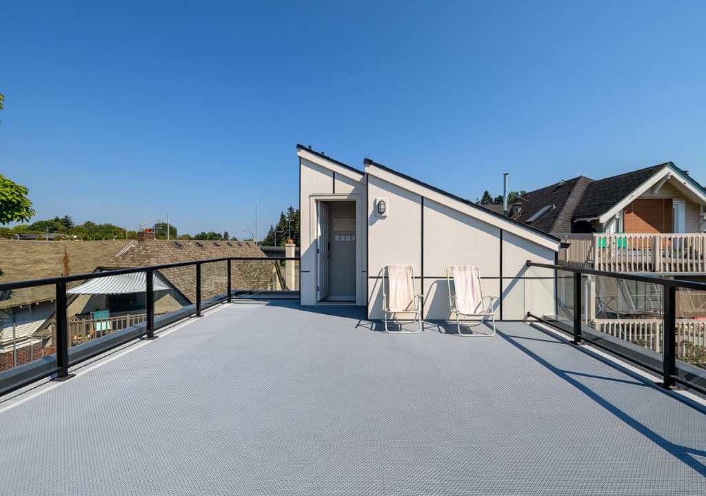 Eastlake Apartment | Seattle Urban Village - Vashon - Roof top view deck