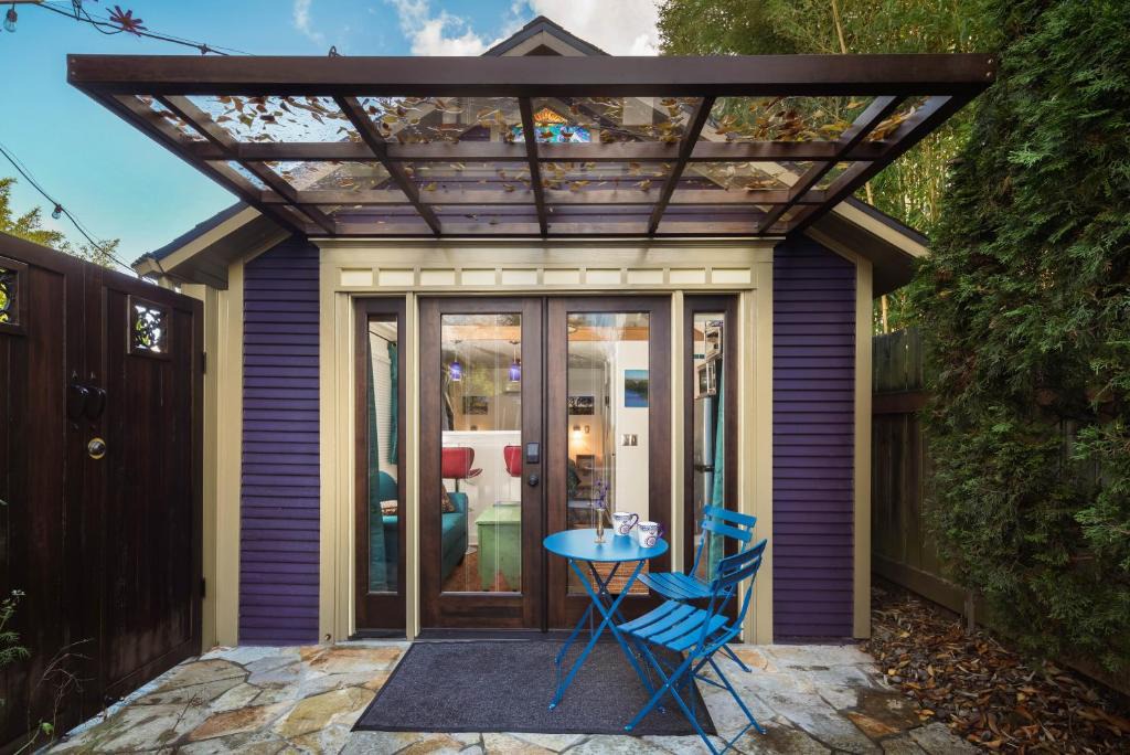 Humboldt House | Secluded 2 Bdm Patio Villa Right By All The Action